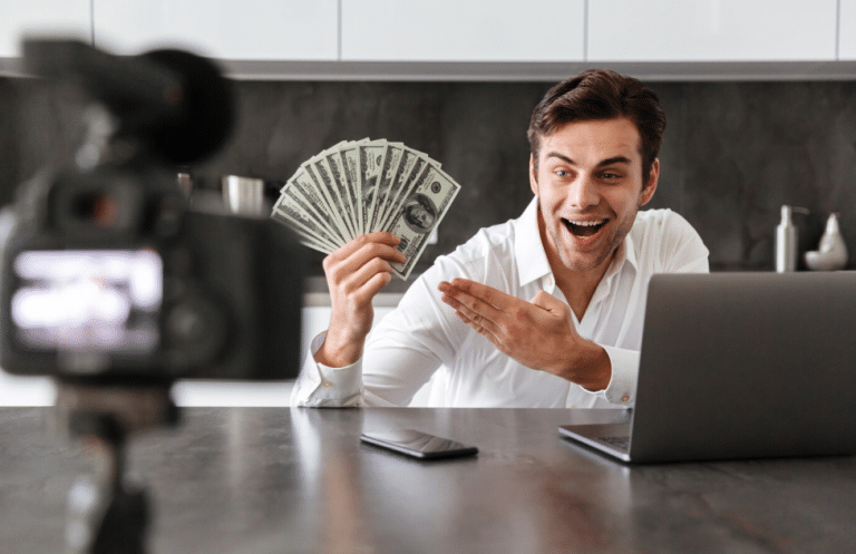 Pensar fuera de lo común: fuentes de ingresos alternativas para YouTubers